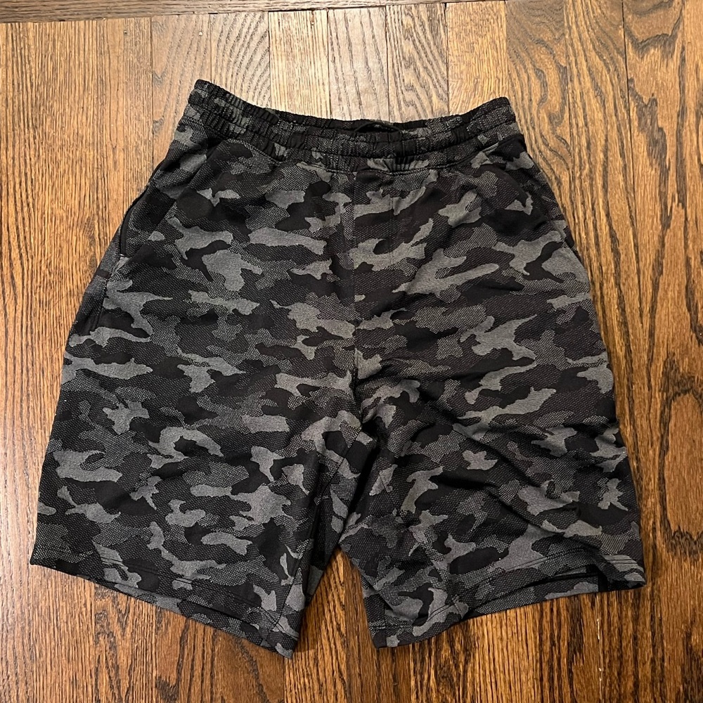 LULULEMON MENS PACEBREAKER 9INCH WITH LINER IN CAMO BLACK SIZE SMALL